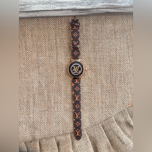 FAUX LOUIS VUITTON SMALL FACED WOMEN WATCH - Picture 2 of 6